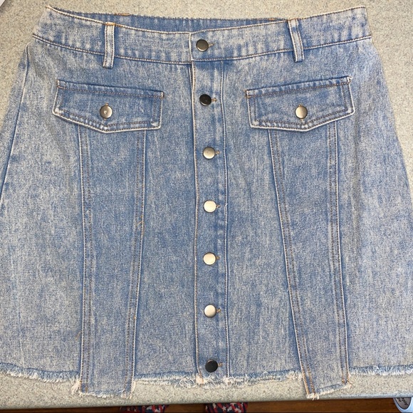 Love riche Size Large Denim Color Button Front Mini Skirt Light Wash - Picture 3 of 8